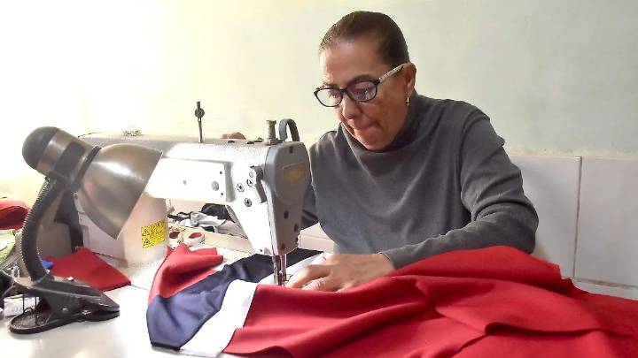 Una costurera, resuelve los problemas inmediatos en el barrio