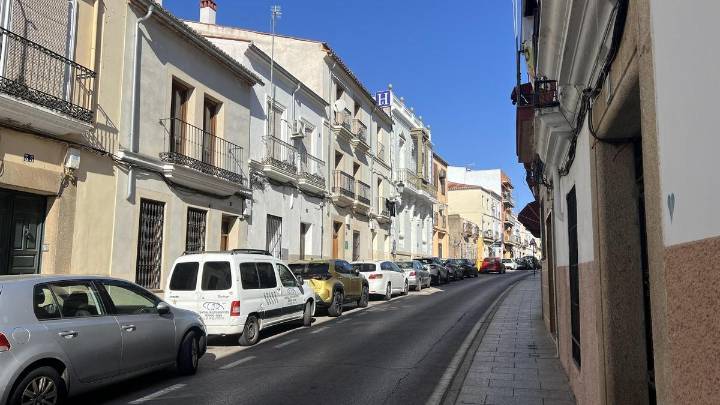 ¿Calle desangelada o idónea para la tranquilidad de los turistas? La mítica General Margallo de Cáceres, a examen