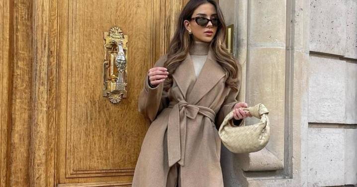 De mis viajes por Europa, la tendencia más llamativa es el abrigo tipo batín y este de Lefties es el que voy a fichar para copiar a las estilosas