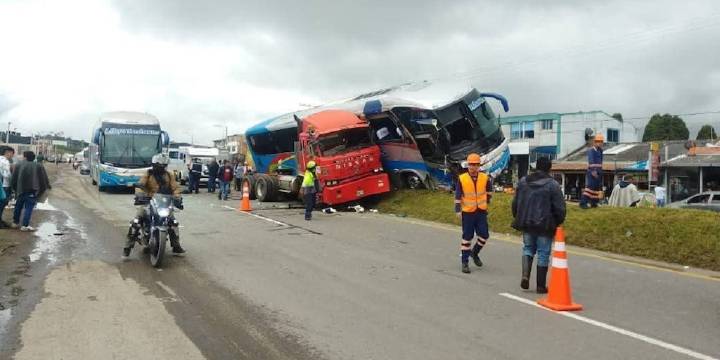 Indignación ppor video en el que un jefe agrede a conductor de bus que se accidentó: “Por qué me hizo volcar el carro, malpa...”