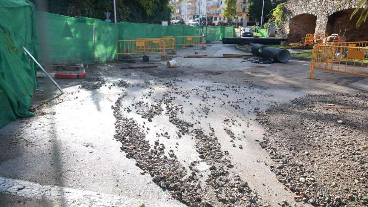 Hastío en el Puente de San Francisco de Cáceres por el retraso de las obras: "Los operarios llevan tres semanas sin venir"