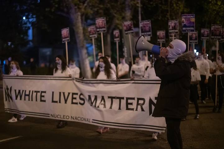 Detenidas tres personas en una manifestación de Núcleo Nacional frente al Congreso