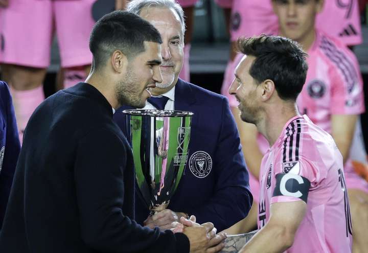 Alcaraz entrega al Inter Miami la copa de campeón del Este al Inter Miami