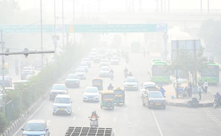Delhi-NCR AQI goes above 500 in hotspots; dense smog and falling temperatures intensify discomfort