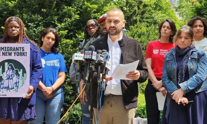 ICE realiza redada en Nueva York y apunta con armas a una mujer y sus hijos, según medios