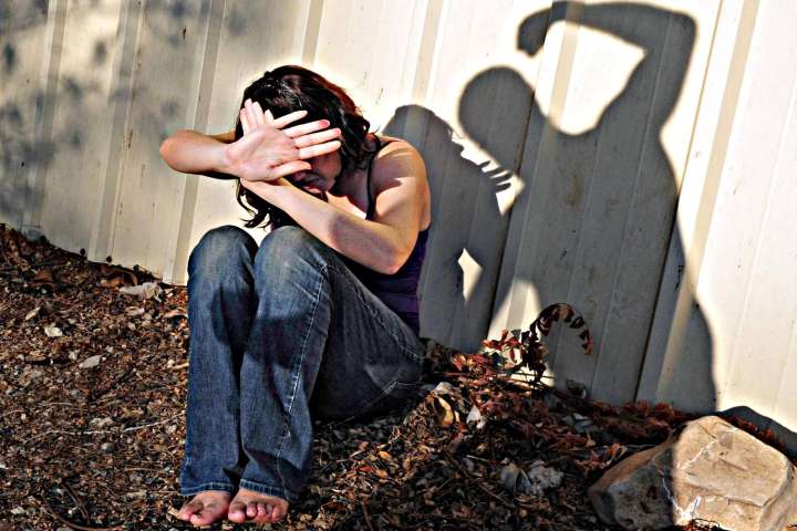 Hombre fue vinculado a proceso, por golpear a mujer en el rostro con el puño, en Los Cabos 