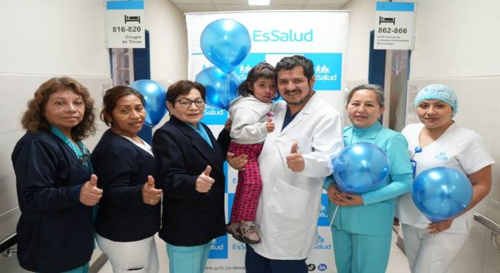 Essalud: médicos salvan vida de niña al extirparle tumor de la tráquea