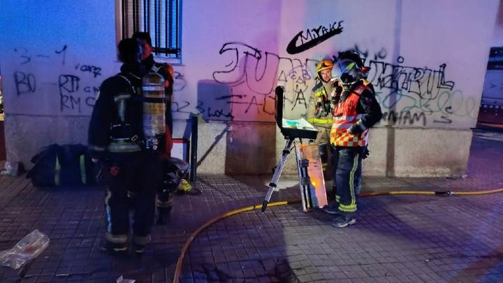 Un incendio en un piso de Badalona causa 8 heridos, uno en estado crítico y otro grave