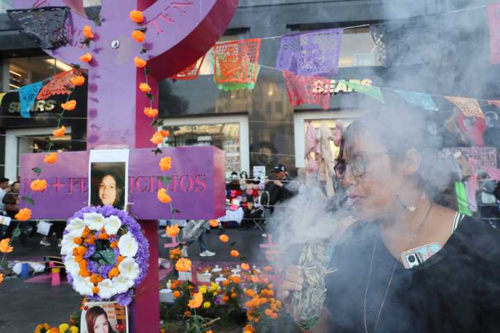 Colectivos colocan ofrenda en honor a víctimas de feminicidios y desaparecidos en México