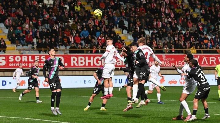 El Málaga CF empata a 15 puntos con el descenso