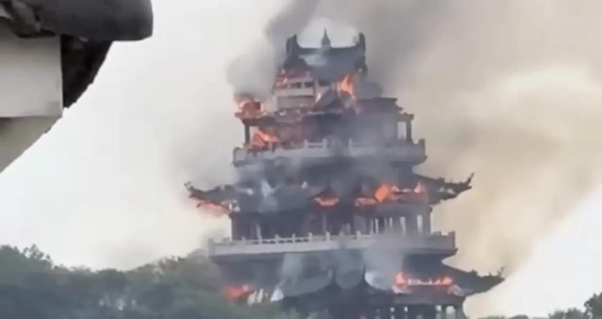 Video: Incendio arrasa parte del templo Yongqing, joya budista de 1,500 años en China