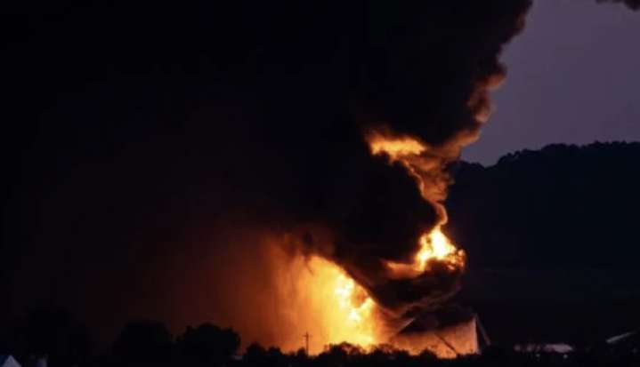 Choque y explosión de un avión de UPS en aeropuerto de Kentucky; siete muertos y 11 heridos (Videos)