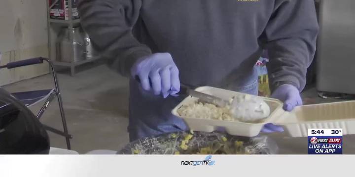 De Pere family gives free food to people in need