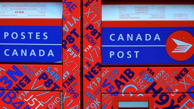 Canada Post paints bleak financial picture, hints at big job cuts