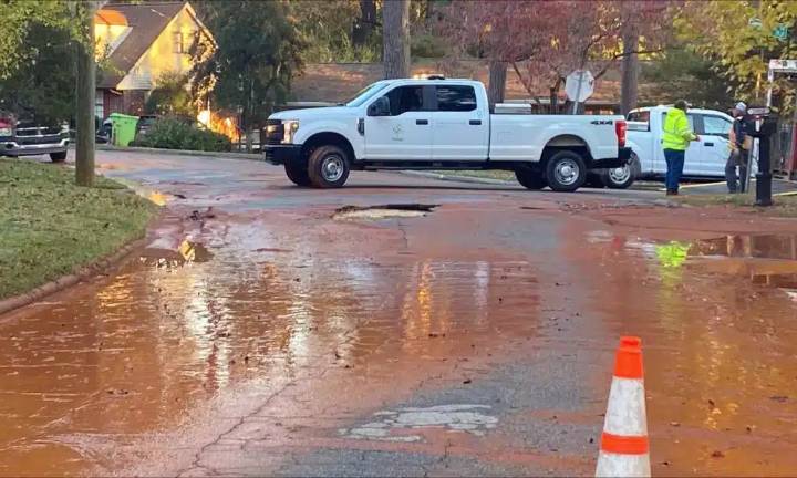 Se rompió una tubería principal en Raleigh y colapsa una zona de la ciudad