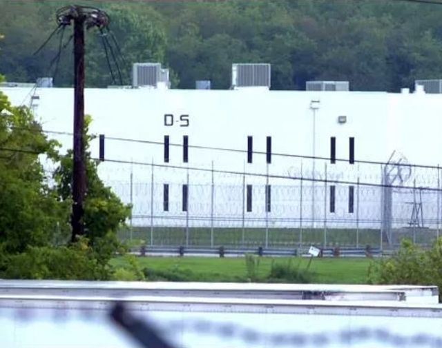 Two Youngstown private prison staff members indicted in smuggling case