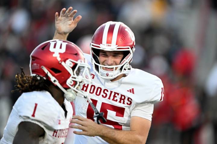 Sarratt leaves with hamstring tightness, but No. 2 Indiana rolls anyway to a 55