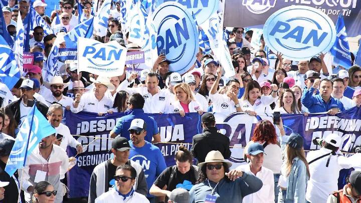 Celebran líderes del PAN mitin en la Plaza de Armas de Chihuahua capital ante más de 10 mil