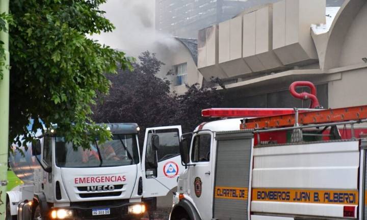 Incendio en el Híper: tres empleados asistidos por inhalación de humo