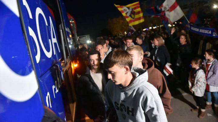 Despedida a los jugadores del Huesca antes de su partida al Ibercaja Estadio