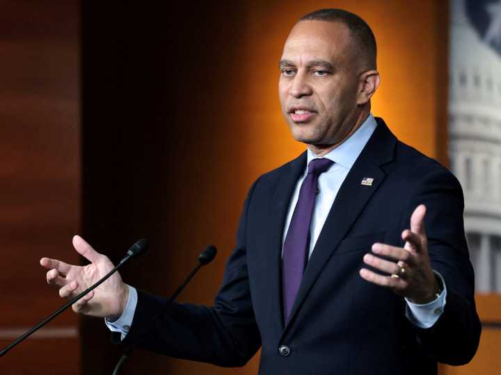 Hakeem Jeffries, bajo la lupa: su nombre figura en un correo electrónico de Epstein pero él niega cualquier relación con el financiero convicto