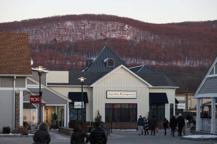 Simon Property Group raises annual real estate FFO forecast on resilient leasing demand