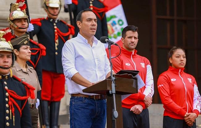 Presidente de Perú no descarta asaltar embajada mexicana para detener a Betssy Chávez