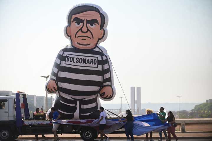 Policía de Brasil detiene al ex presidente Jair Bolsonaro por riesgo de fuga de prisión domiciliaria