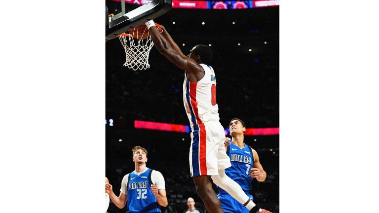 Jalen Duren firma su mejor noche y Pistons vencen a Mavericks en la Ciudad de México