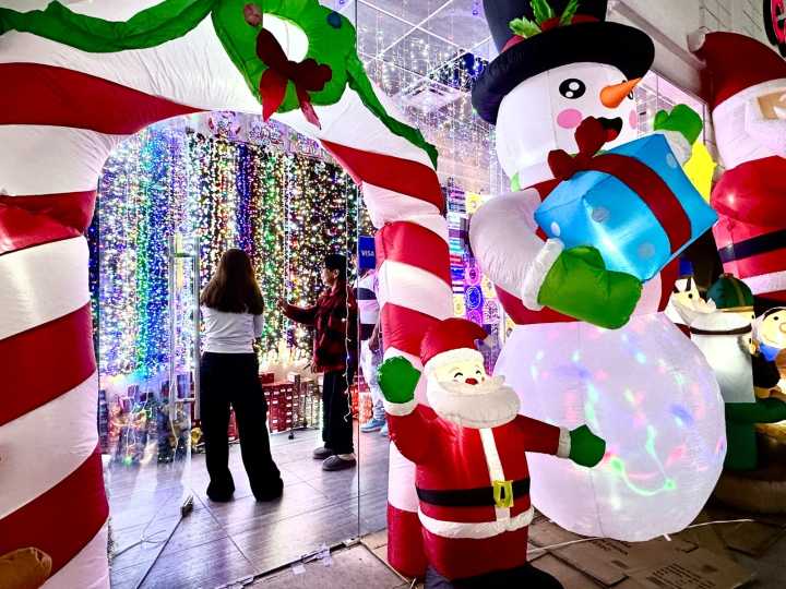 Emite Bomberos recomendaciones por decoraciones navideña
