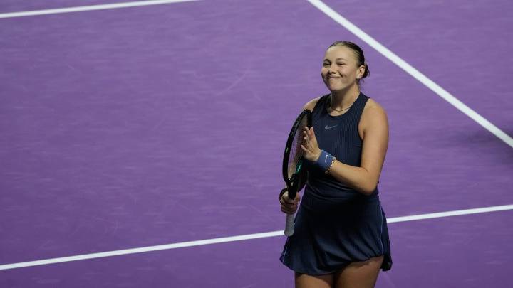 Anisimova beats Swiatek to join Rybakina in last four at WTA Finals
