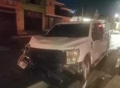 Roba camioneta con violencia y la choca, en Saltillo