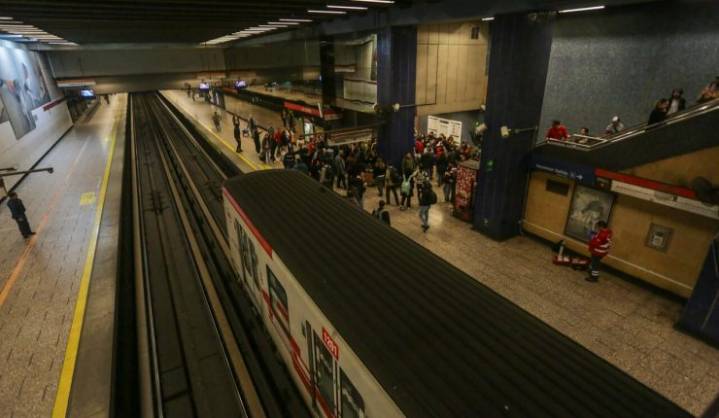 Metro de Santiago informa el cierre de 4 estaciones de la Línea 1 por persona en la vía