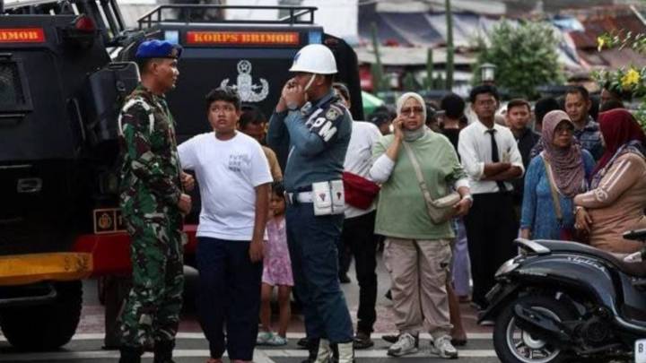 Explosión en mezquita de un colegio en Indonesia deja 54 heridos; investigan a menor de edad