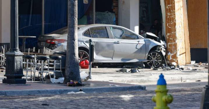 Vehículo se estrella contra un bar al huir de la policía y deja al menos 4 muertos, en Florida