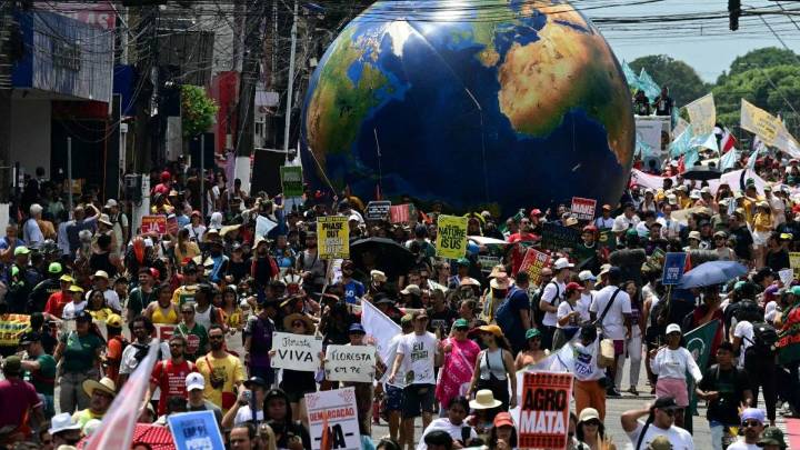 Más de 50.000 personas salieron a las calles en Brasil para presionar a negociadores en la COP30