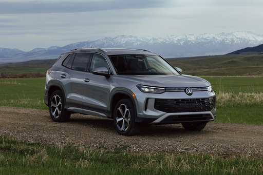 Edmunds small SUV comparison: New Volkswagen Tiguan vs. Honda CR