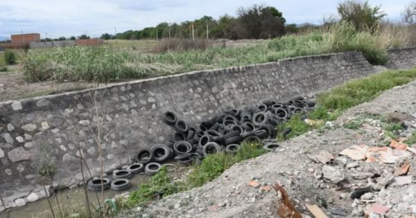 Detectaron una gran cantidad de neumáticos arrojados al canal del río Ancho