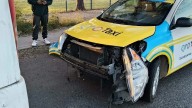 Suburbano se “voló” un alto y chocó con un taxi