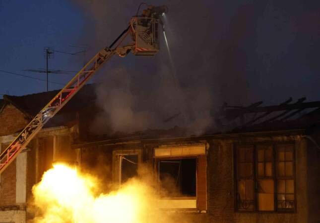 Muere un hombre tras saltar por la ventana escapando del incendio de su piso