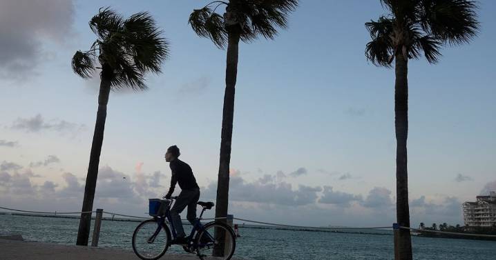Florida residents weigh leaving state over rising expenses, poll says