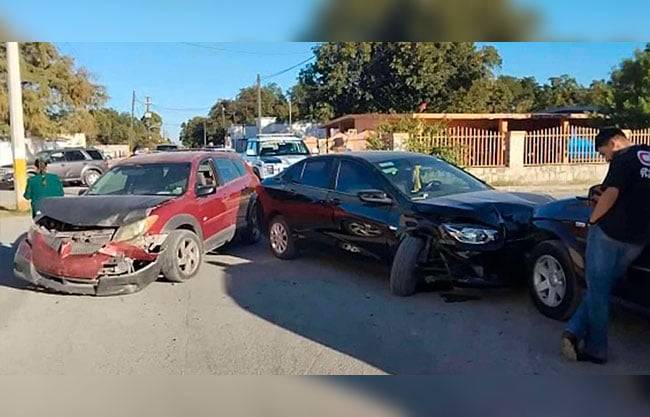 Choque múltiple en zona centro de Nava, deja daños de consideración