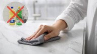 Ni lavandina ni detergente: cómo hay que limpiar la mesada con un truco casero y que quede brillante