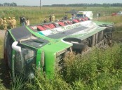 Volcó un colectivo de turismo en Ruta 2: murieron dos pasajeros y se reportaron 44 heridos