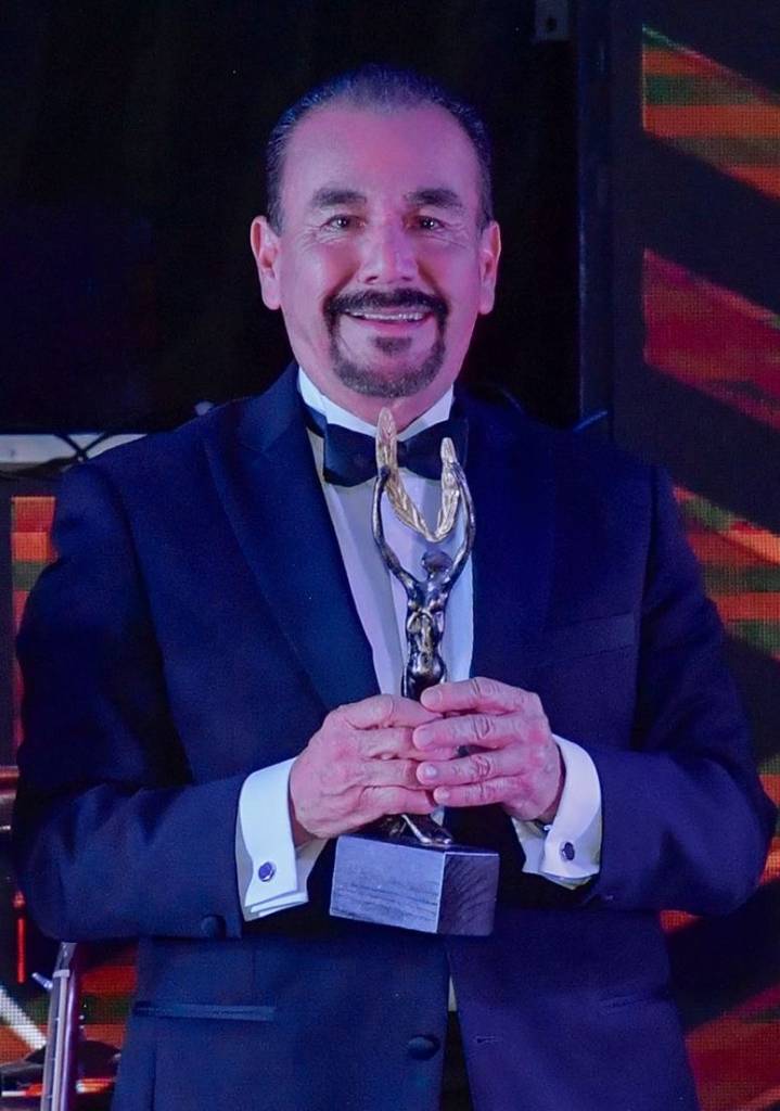 EL ALCALDE DE ATIZAPÁN PEDRO RODRÍGUEZ RECIBE LAS PALMAS DE ORO