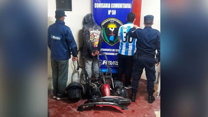 Allanamientos en el barrio Santa Rosa de Lima: detienen a dos sospechosos y recuperan una motocicleta robada