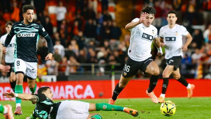 Este es el 1x1 del Valencia-Betis: Rioja enchufa al equipo en el peor momento
