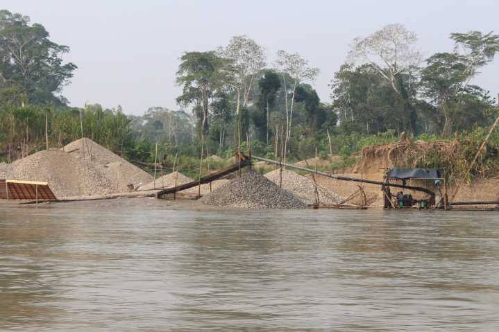 Loreto: Comunidades cierran el río Nanay en protesta por el avance de la minería ilegal
