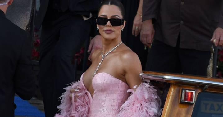 Photo: Khloe Kardashian Is a 'Vision' in Metallic Lace Gown