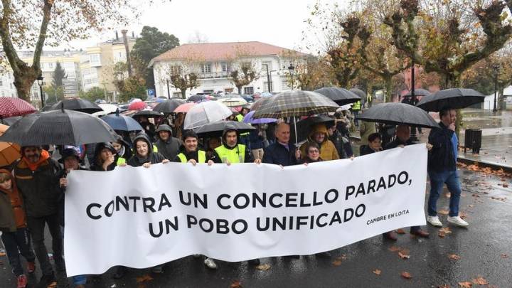 Cientos de cambreses salen a la calle para exigir el "desbloqueo" del Concello: "Pedimos la unión de todos los partidos"